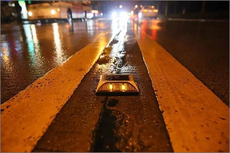 flashing solar road studs
